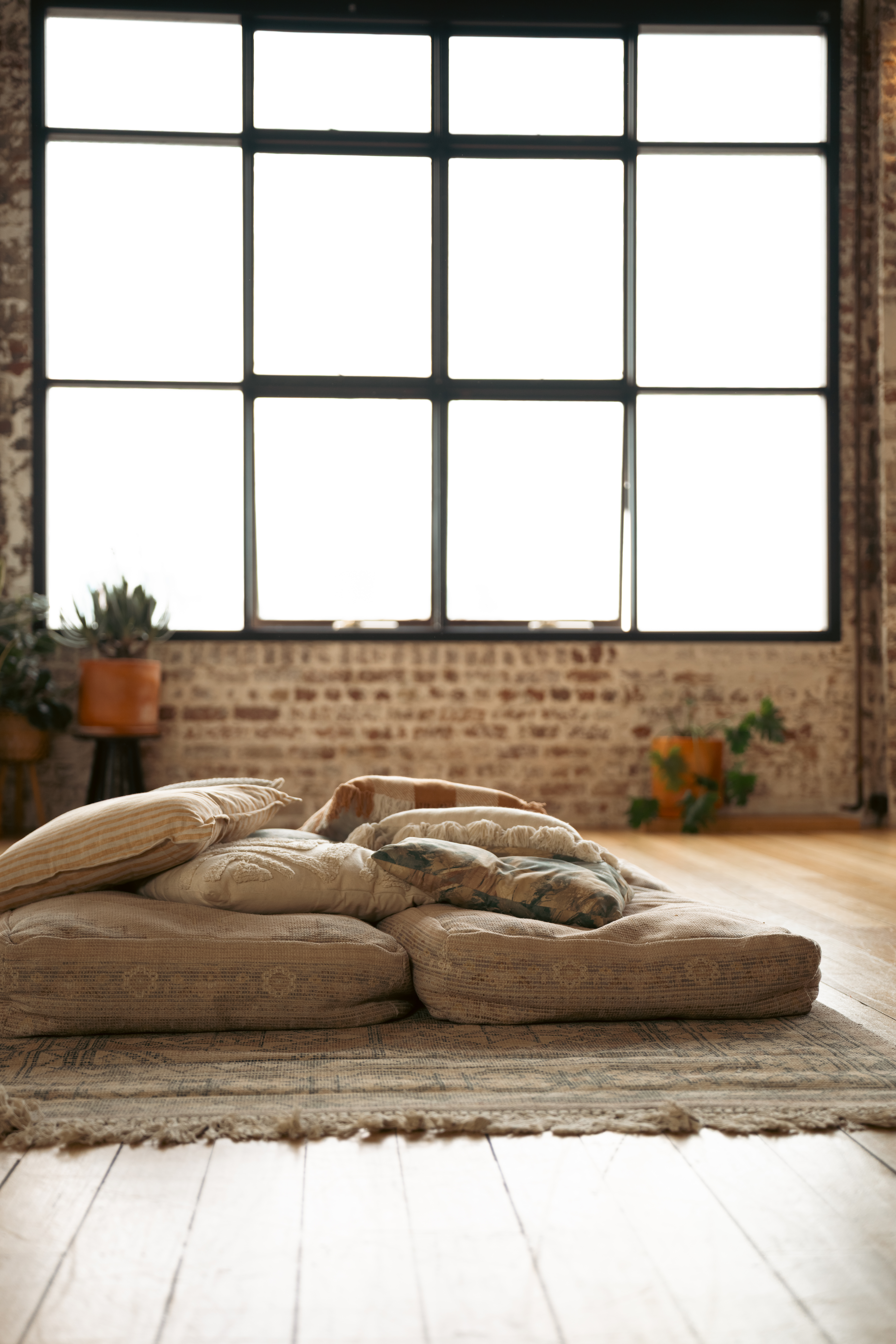 La Fabrica Studio — natural light & designer chairs